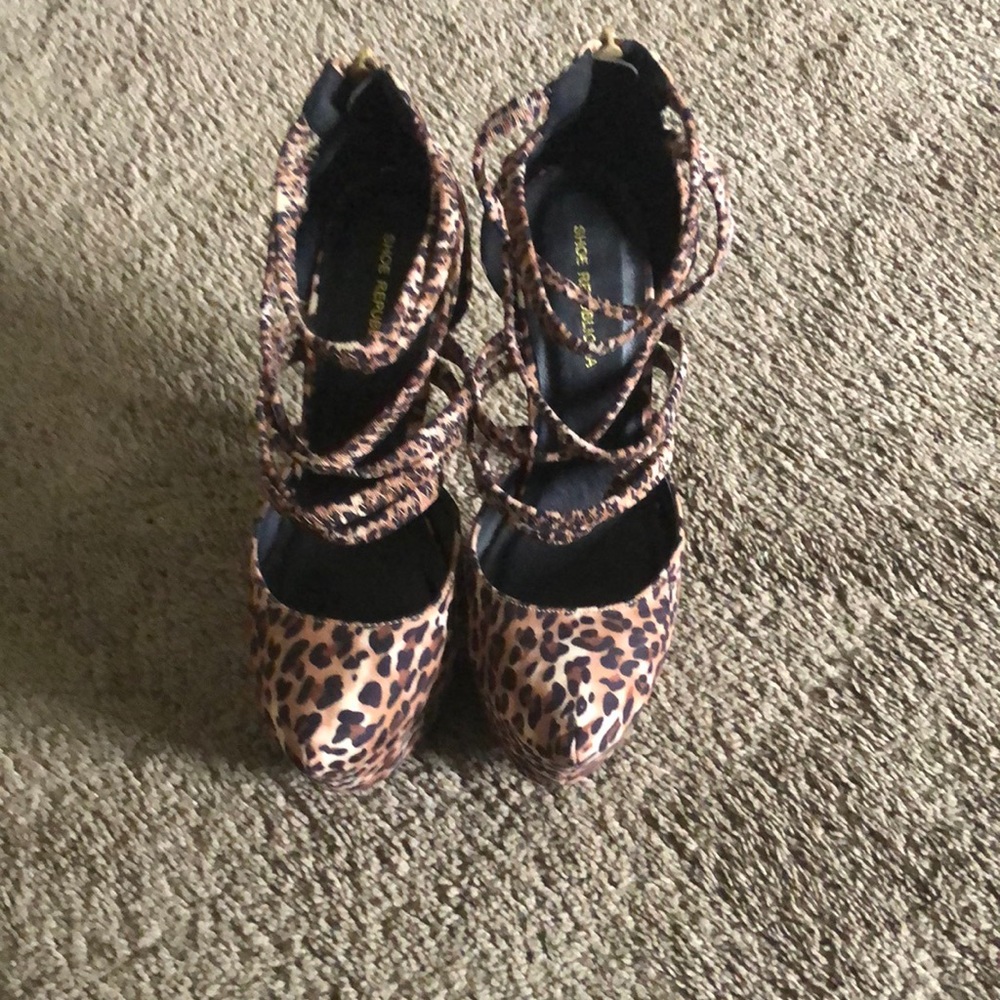Leopard heel shoes